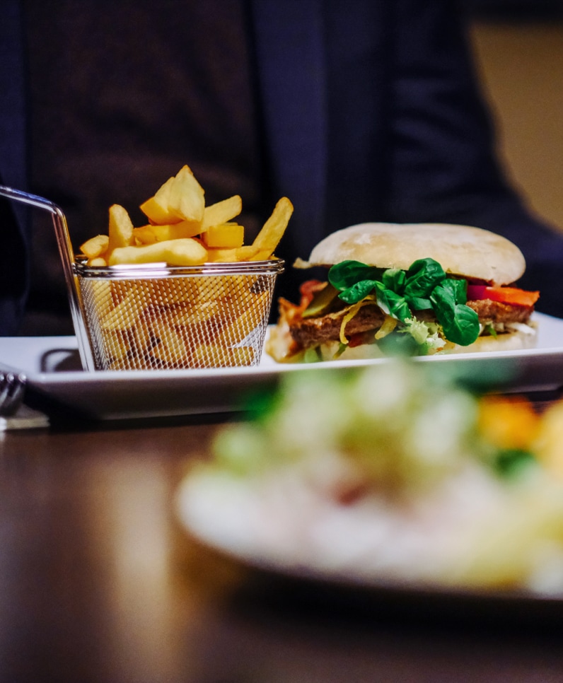 Nahaufnahme eines Burgers und Pommes.