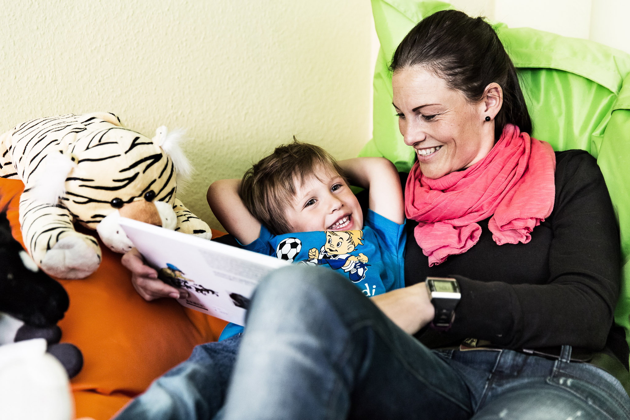 Mutter und Sohn beim Spielen.