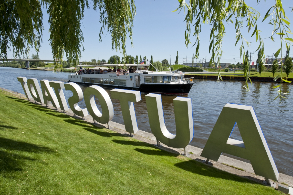 Autostadt-Schriftzug am Mittellandkanal.