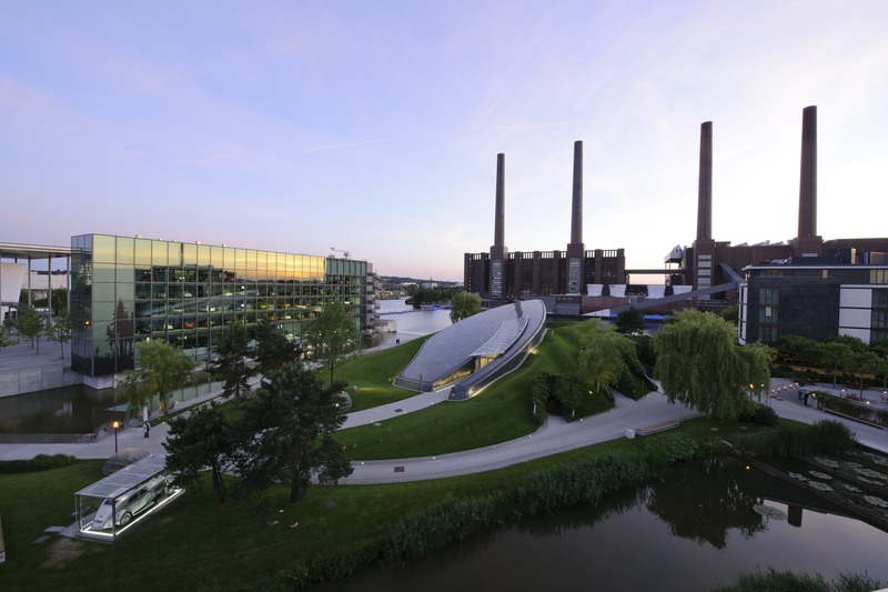 Autostadt Wolfsburg im Dämmerlicht.