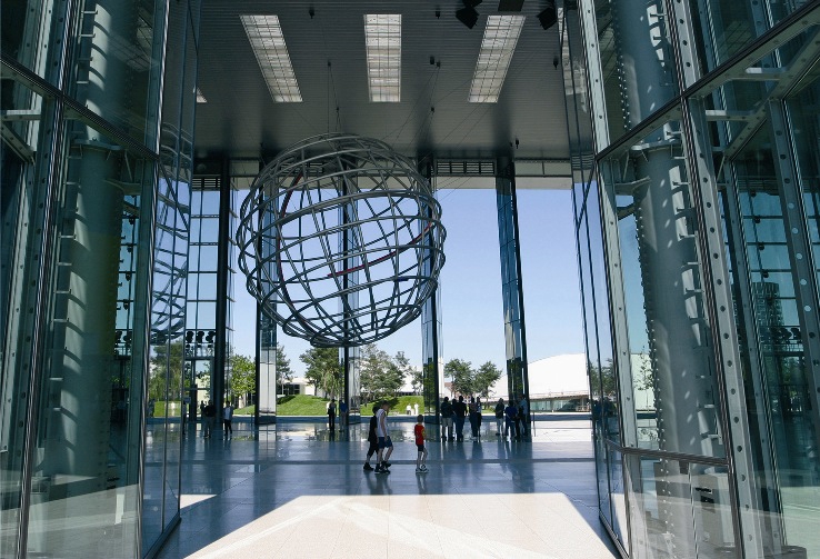 Globus im Autostadt-Piazza.