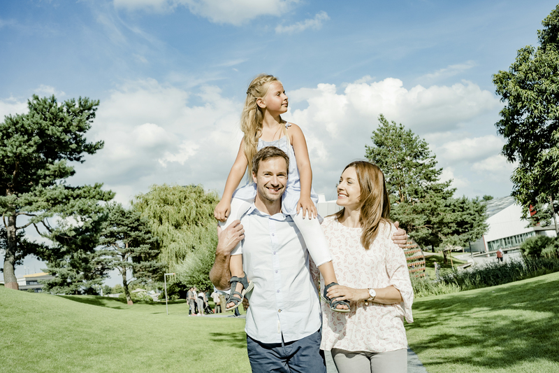 Eine Familie in der Autostadt.