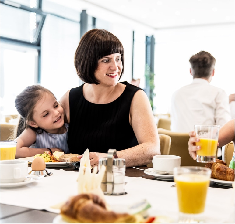 Mutter mit Kind beim Frühstück