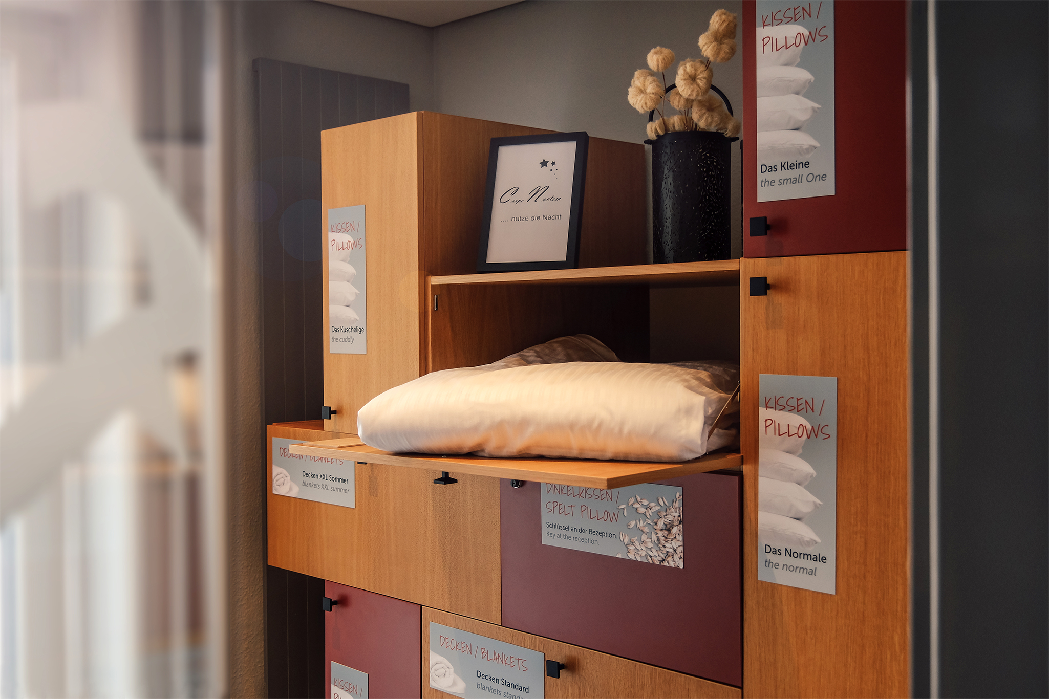 Decken- und Kissenschrank