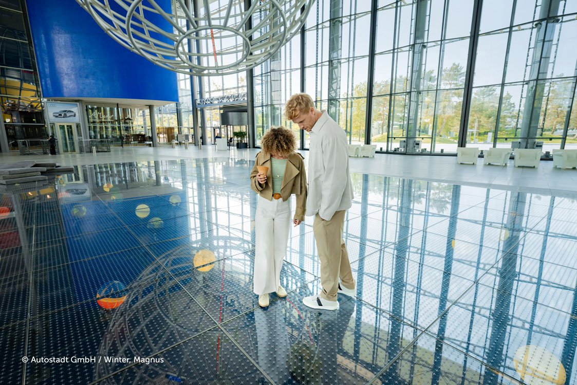 Paar in der Autostadt