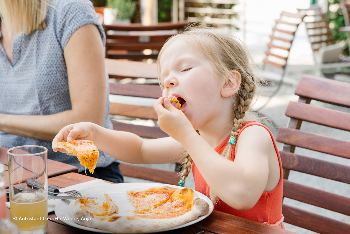 Mädchen isst Pizza