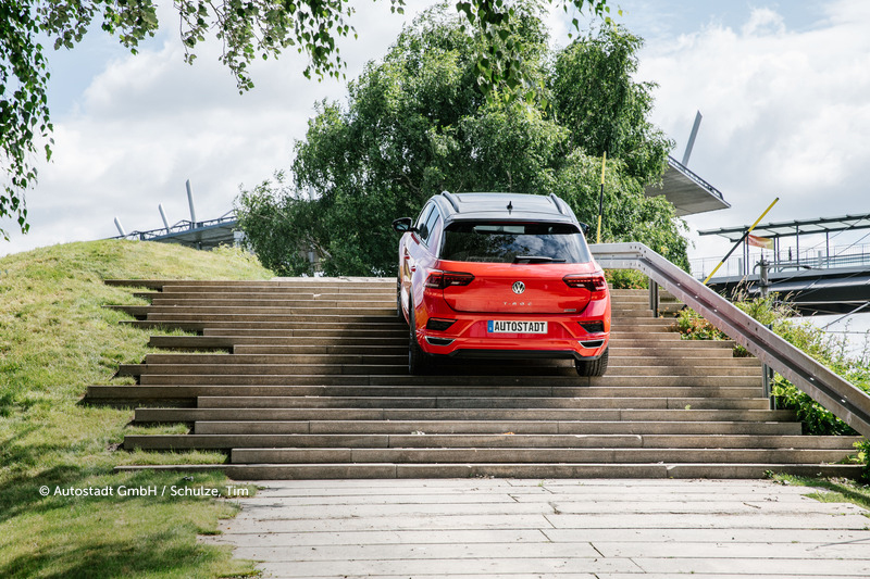 Ein Auto im Geländeparcours.