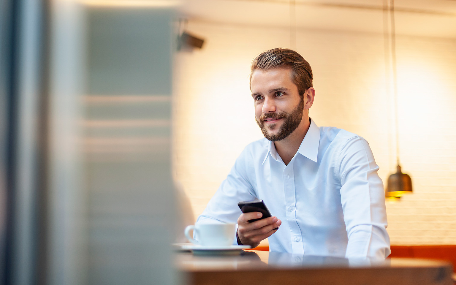 Mann im Hemd mit Smartphone