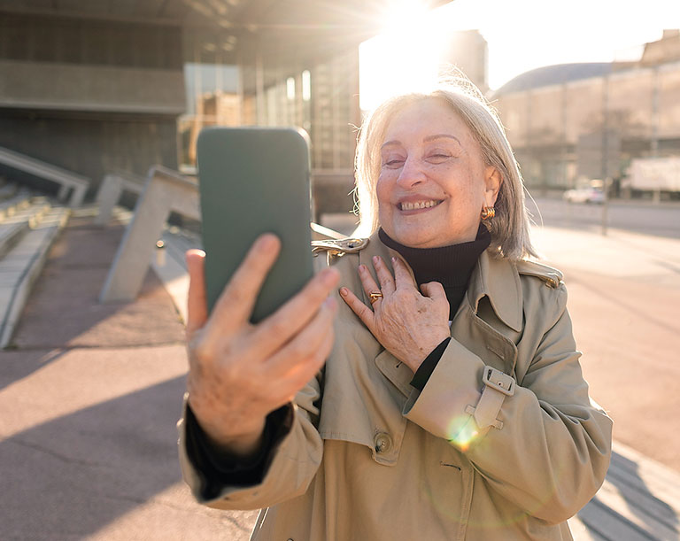 Ältere Frau macht Selfie