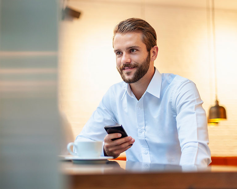 Mann im Hemd mit Smartphone
