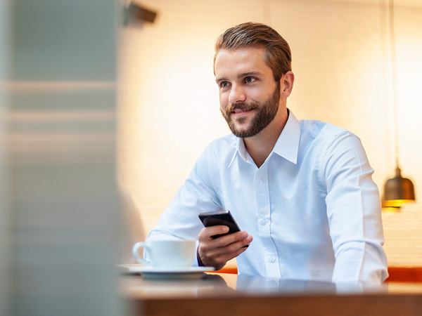 Mann im Hemd mit Smartphone