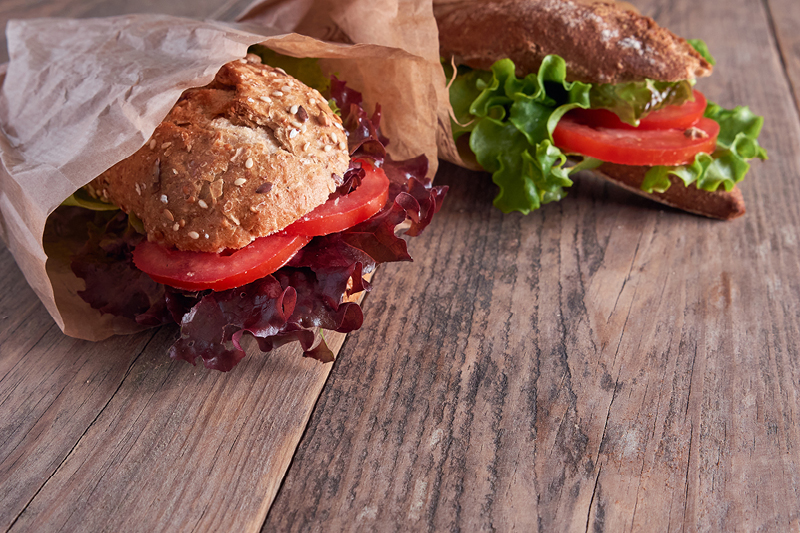 Gesund belegtes Sandwich auf Tisch